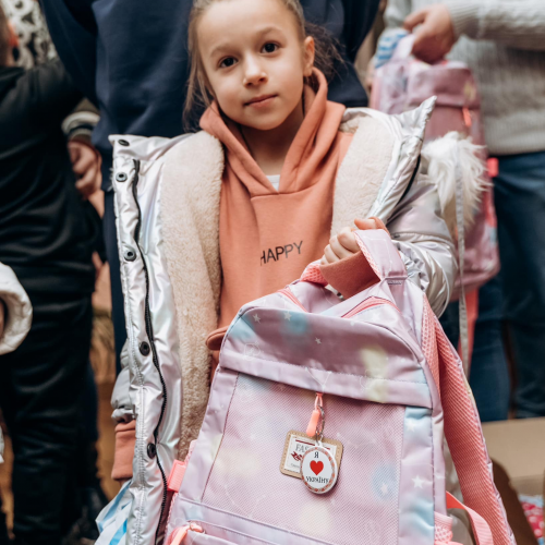 Вчора, за підтримки наших партнерів Samaritan’s Purse ми провели велику видачу 120 рюкзачків з набором шкільних принадлежностей для внутрішньо-переміщених дітей, які цього року вперше підуть в школу. Вчора, за підтримки наших партнерів Samaritan’s Purse ми провели велику видачу 120 рюкзачків з набором шкільних принадлежностей для внутрішньо-переміщених дітей, які цього року вперше підуть в школу.
