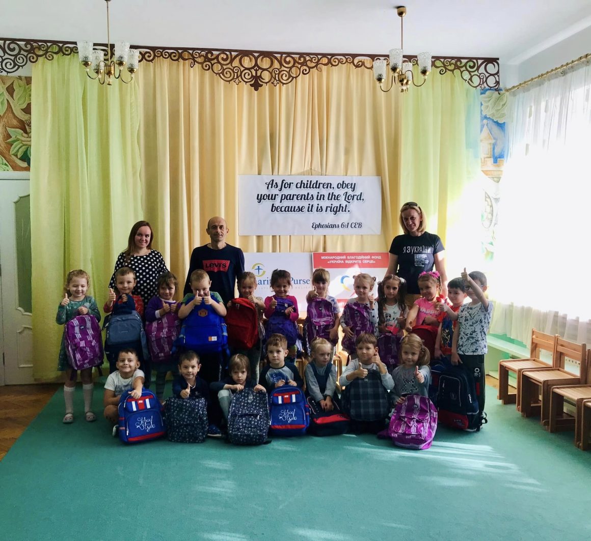 Видача дитячих рюкзаків з шкільними канцтоварами Видача дитячих рюкзаків з шкільними канцтоварами