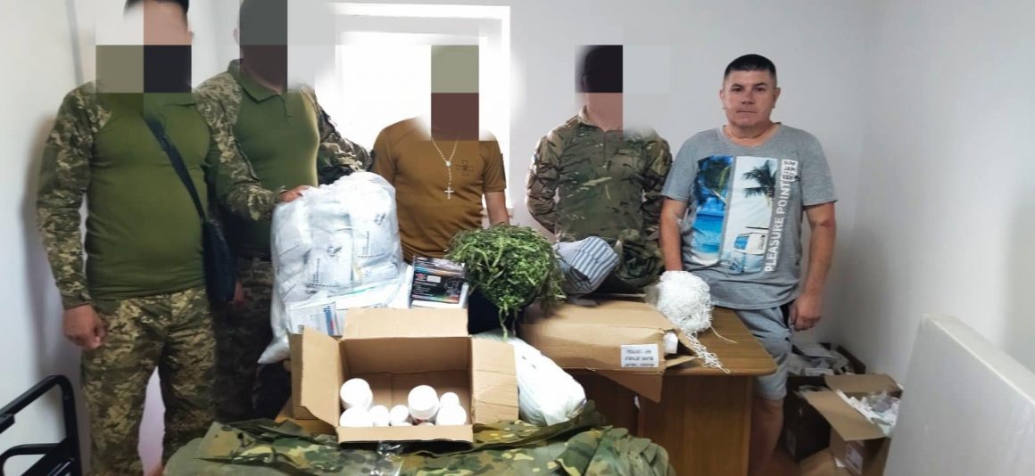 Передали хлопцям маскувальні сітки та вітаміни Передали хлопцям маскувальні сітки та вітаміни