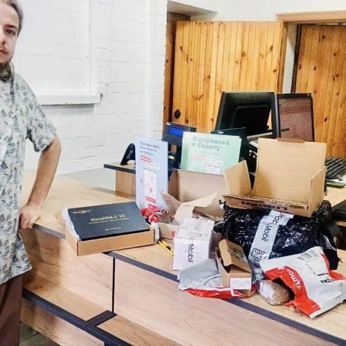 Допомогаємо хлопцям у доставці важливих деталей для дронів. Допомогаємо хлопцям у доставці важливих деталей для дронів.