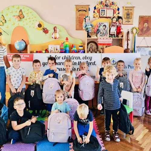 Видача рюкзаків з канцтоварами діткам Видача рюкзаків з канцтоварами діткам