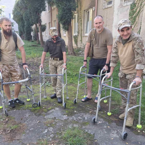 Передали ходулі для наших військових Передали ходулі для наших військових