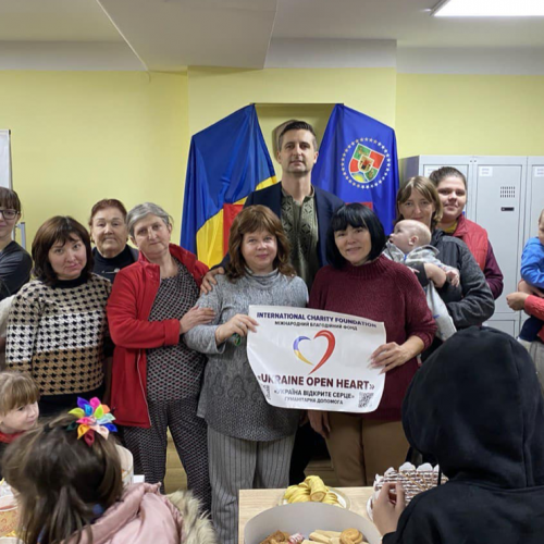 Передали дітям, що проживають у гуртожитку для переміщених осіб з Луганщини шкільні набори