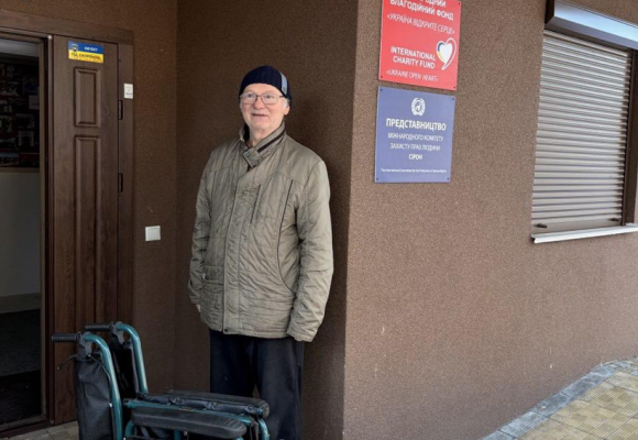 Передали інвалідний візок людині, яка цього потребувала Передали інвалідний візок людині, яка цього потребувала